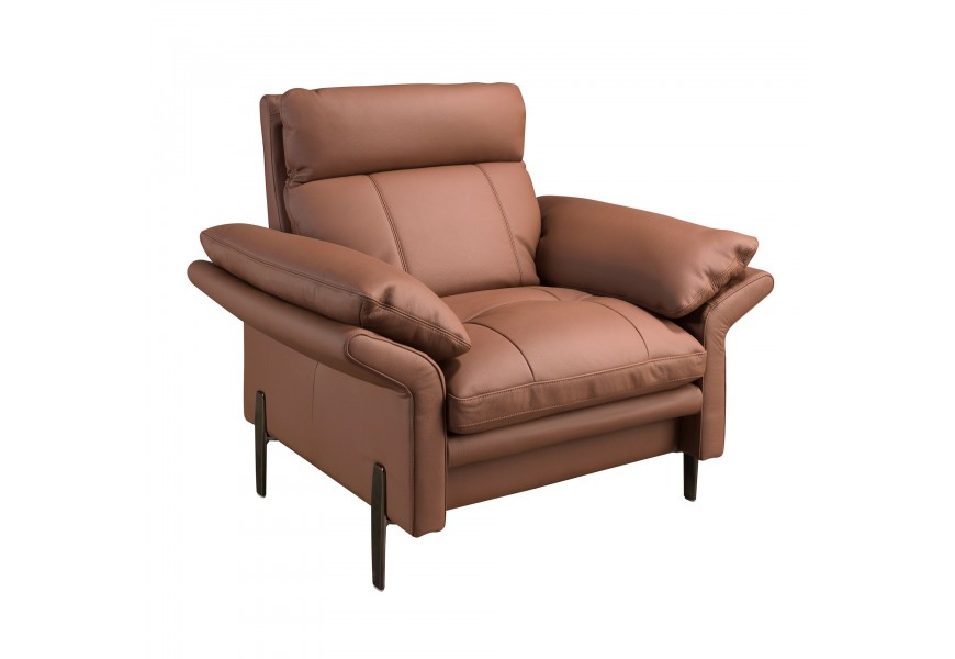 Luxusné kožené kreslo Vita Naturale s mohutnou čalúnenou sedacou časťou s prešívaním so štvorcovým vzorom v teplej hnedej farbe s tmavými chrómovými nožičkami s lesklým povrchom