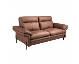 Luxusná moderná dvojmiestna sedačka Vita Naturale s polohovateľnou chrbtovou opierkou a poťahom z pravej kože v teplej hnedej farbe s lineárnym prešívaním typu capitone s nízkymi bočnými opierkami a nožičkami z nehrdzavejúcej ocele v tmavom lesklom prevedení