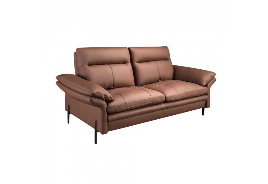 Luxusná moderná dvojmiestna sedačka Vita Naturale s polohovateľnou chrbtovou opierkou a poťahom z pravej kože v teplej hnedej farbe s lineárnym prešívaním typu capitone s nízkymi bočnými opierkami a nožičkami z nehrdzavejúcej ocele v tmavom lesklom prevedení