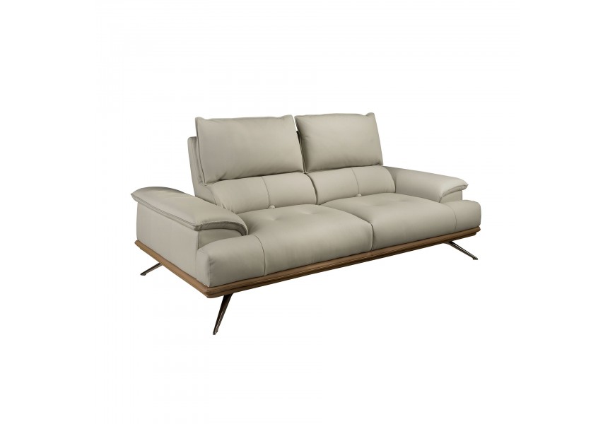 Luxusná kožená dvojmiestna sivá sedačka Vita Naturale s hnedým detailom v spodnej časti a lesklými chrómovými šikmými nohami s nízkymi bočnými opierkami a hranatými polohovateľnými chrbtovými opierkami