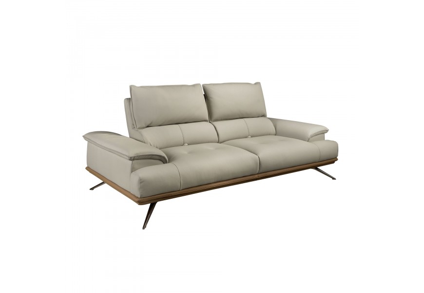 Luxusná kožená sedačka Vita Naturale pre tri osoby v poťahom v sivom odtieni taupe s nízkymi bočnými opierkami a polohovateľnou chrbtovou opierkou s hnedým koženým akcentom v spodnej časti a lesklými tmavými chrómovými nohami