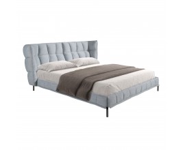 Luxusná dizajnová manželská posteľ Firmamento s mohutným čalúneným čelom s bočnicami s poťahom z textilu v melírovanej svetlej modrej farbe s prešívaním capitone so štvorcovým vzorom s nožičkami z nehrdzavejúcej ocele v tmavej farbe