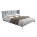 Luxusná dizajnová manželská posteľ Firmamento s mohutným čalúneným čelom s bočnicami s poťahom z textilu v melírovanej svetlej modrej farbe s prešívaním capitone so štvorcovým vzorom s nožičkami z nehrdzavejúcej ocele v tmavej farbe