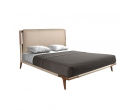 Luxusná dizajnová kožená posteľ Charmoin s čelom s béžovým poťahom a rámom z masívneho dreva v orechovej hnedej farbe