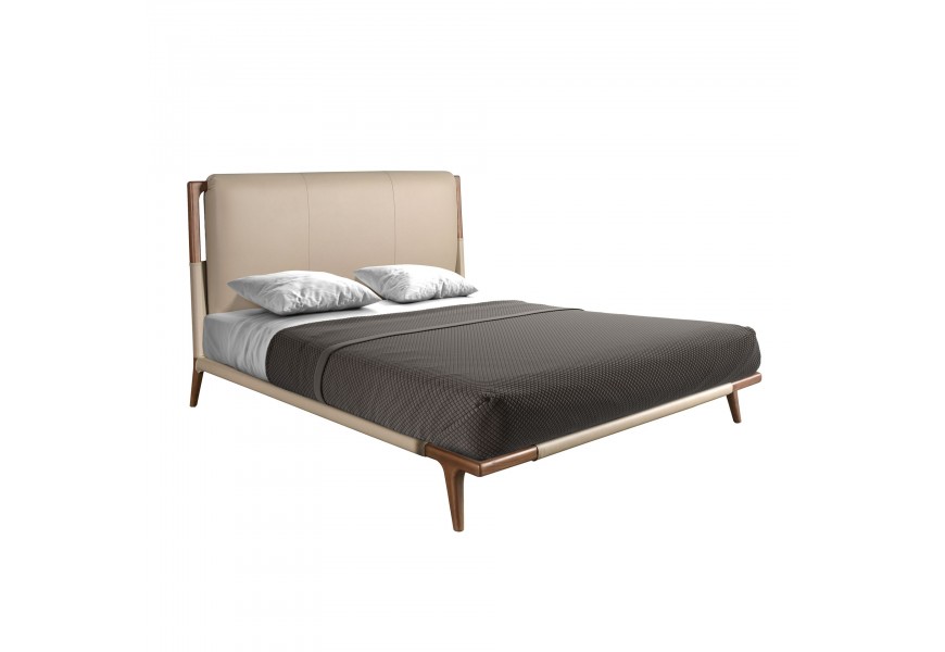 Luxusná dizajnová kožená posteľ Charmoin s čelom s béžovým poťahom a rámom z masívneho dreva v orechovej hnedej farbe