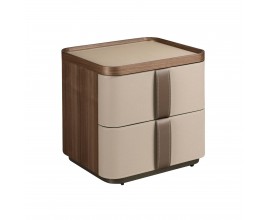 Luxusný kožený čalúnený hnedo-béžový nočný stolík Charmoin s dvomi zásuvkami z orechovej dyhy s prirodzenou kresbou letokruhov s poťahom a úchytkami z pravej kože na nízkej kovovej podstave