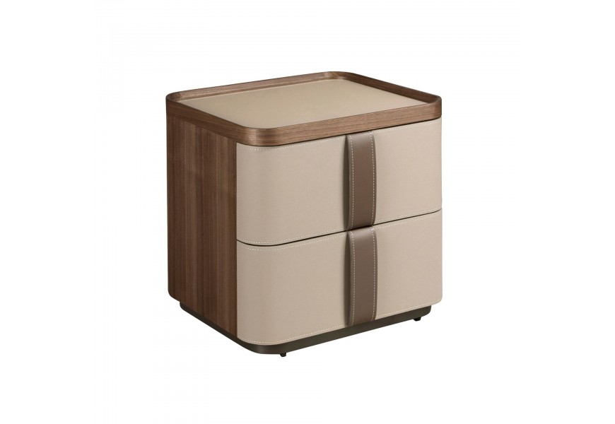Luxusný kožený čalúnený hnedo-béžový nočný stolík Charmoin s dvomi zásuvkami z orechovej dyhy s prirodzenou kresbou letokruhov s poťahom a úchytkami z pravej kože na nízkej kovovej podstave