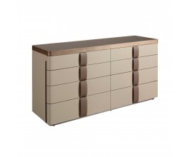 Luxusná čalúnená kožená komoda Charmoin v béžovej farbe s tmavohnedými úchytkami z pravej kože na ôsmich zásuvkách s priehľadnou vrchnou doskou z tónovaného hnedého skla z orechového dreva v naturálnej hnedej farbe