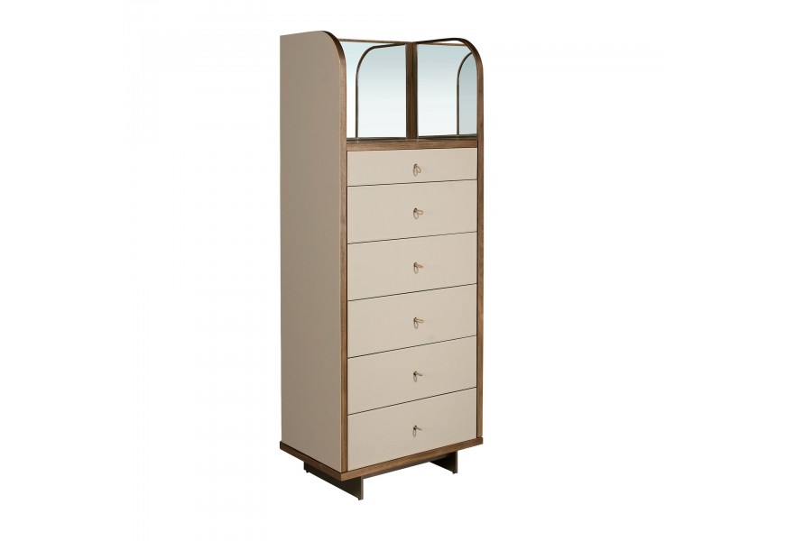 Luxusná kožená komoda Charmoin so šiestimi zásuvkami z hnedého orechového dreva s poťahom z pravej kože v béžovej farbe s rozkladacím zrkadlom s tromi panelmi a vešiakom a policami na bočných stranách s kovovými nožičkami