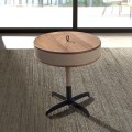 Luxusný moderný hnedý okrúhly príručný stolík Vita Naturale s koženým béžovým poťahom a úložným priestorom 50 cm 