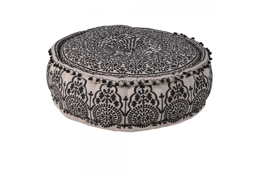 Štýlový etno sedací vankúš Samira okrúhleho tvaru z bavlny s béžovým podkladom a čiernym vzorovaním s dekoratívnymi guličkami na vrchnom leme