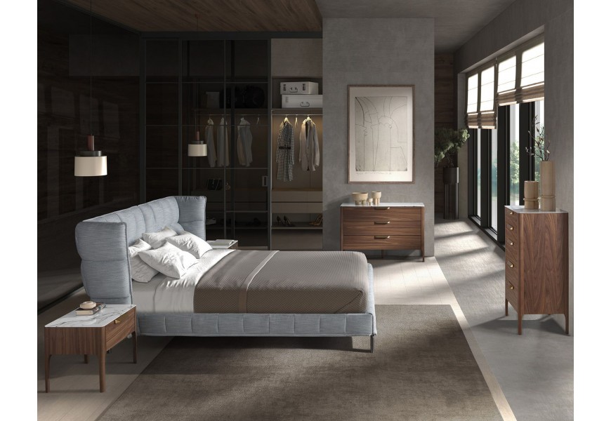 Luxusná moderná zostava nábytku do spálne Forma Moderna s čalúnenou manželskou posteľou s modrým textilným poťahom a dvomi komodami a nočnými stolíkmi v orechovej hnedej farbe s mramorovou bielou vrchnou doskou a medenými úchytkami