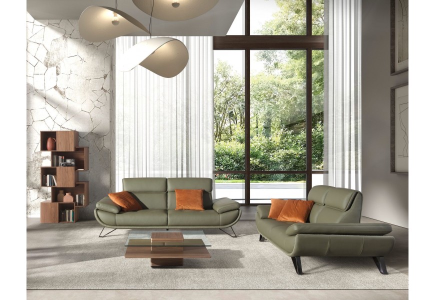 Luxusná moderna zostava nábytku do obývačky Vita Naturale s dvojmiestnou a trojmiestnou sedačkou s poťahom z pravej kože v olivovej zelenej farbe so skleneným konferenčným stolíkom a knižnicou z dreva v orechovej hnedej farbe