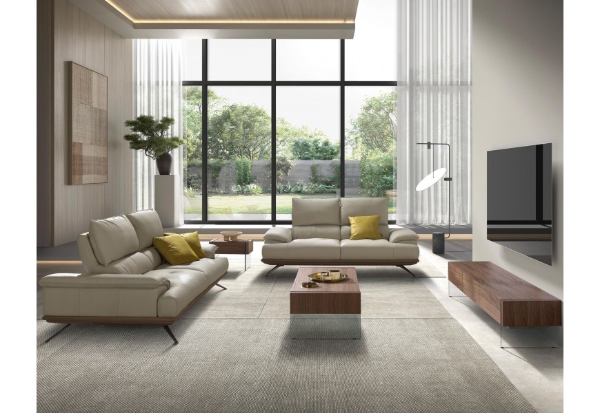 Luxusná moderná zostava nábytku do obývačky Vita Naturale so svetlou sivou dvojsedačkou s trojsedačkou s poťahom z pravej kože a konferenčným stolíkom s príručným stolíkom a televíznym stolíkom so zásuvkami z pravej orechovej dyhy s nohami z tvrdeného skla