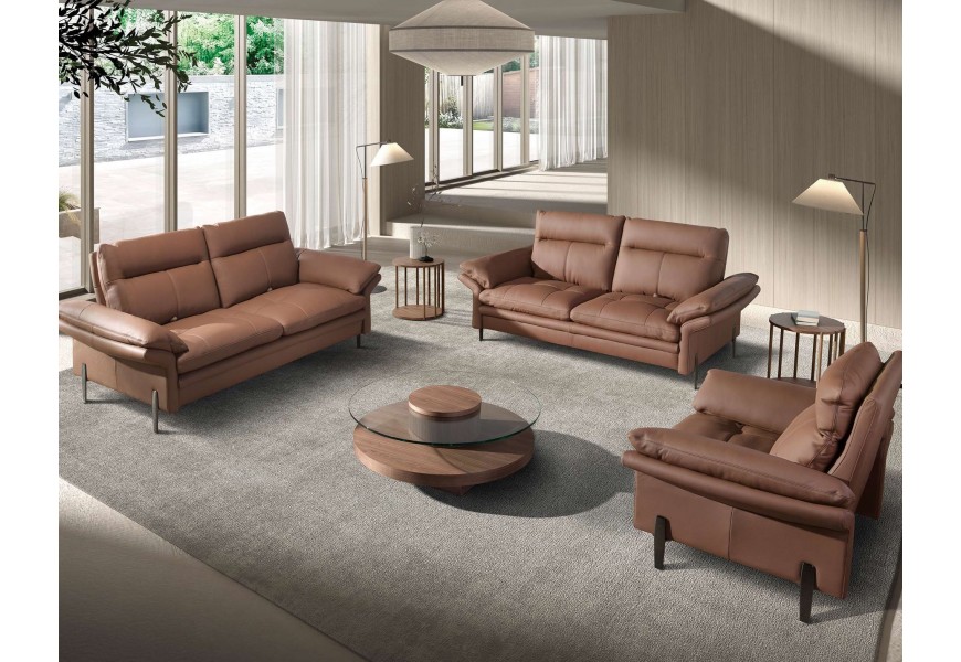 Luxusná moderná zostava obývacieho nábytku Vita Naturale v hnedej farbe s koženou trojsedačkou a dvojsedačkou a kreslom s okrúhlym konferenčným stolíkom so sklenenou doskou a príručným stolíkom s policou