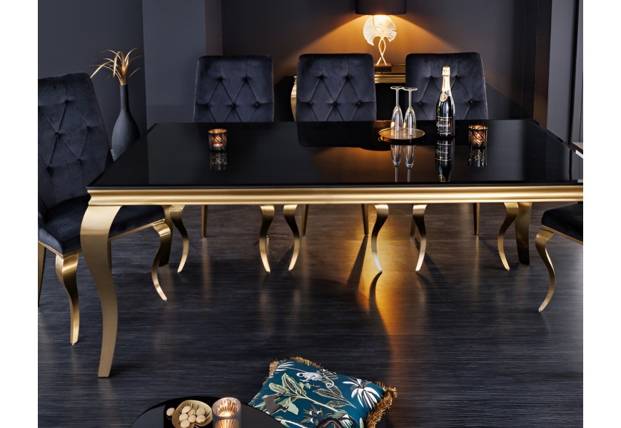 Luxusná baroková jedálenská zostava v modernom štýle v čierno zlatej farbe s opálovou sklenenou doskou stola s prešívanými čalúnenými stoličkami s ozdobnými gombíkmi a konzolou so zlatými nožičkami