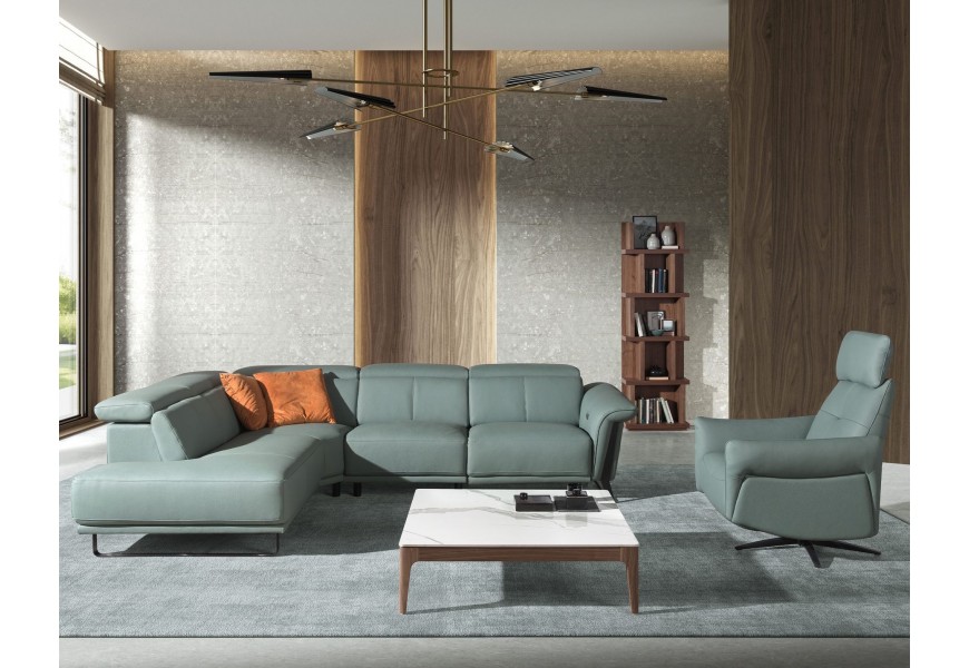 Luxusná moderná zostava nábytku do obývačky Vita Naturale s koženým polohovateľným kreslom a rohovou sedačkou v modrozelenej farbe s drevenou orechovou hnedou knižnicou a konferenčným stolíkom s vrchnou doskou z bieleho mramoru