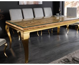 Moderná glamour baroková jedálenská zostava nábytku stoličiek so sivým zamatovým čalúnením a stolom so sklenenou doskou a prírodným dreveným akcentom a kabriolovými nožičkami v zlatej farbe