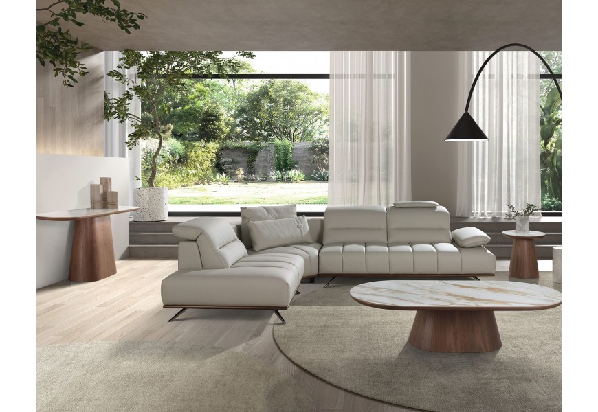 Luxusná moderná zostava nábytku do obývačky Vita Naturale s rohou sedačkou so svetlým sivým poťahom z pravej kože s oválnym konferenčným a konzolovým stolíkom a okrúhlym príručným stolíkom s orechovou hnedou nohou a bielou mramorovou doskou