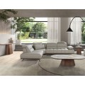 Luxusná moderná zostava nábytku do obývačky Vita Naturale s rohou sedačkou so svetlým sivým poťahom z pravej kože s oválnym konferenčným a konzolovým stolíkom a okrúhlym príručným stolíkom s orechovou hnedou nohou a bielou mramorovou doskou