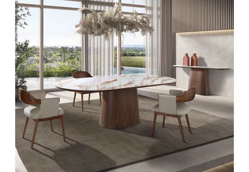 Luxusná moderná zostava nábytku do jedálne Vita Naturale s oválnym jedálenským stolom a konzolovým stolíkom s porcelánovou vrchnou doskou s dizajom bieleho mramoru s hnedou kresbou s nohami z dreva v orechovej hnedej farbe a stoličkami s poťahom z ekokože v svetlej béžovej farbe