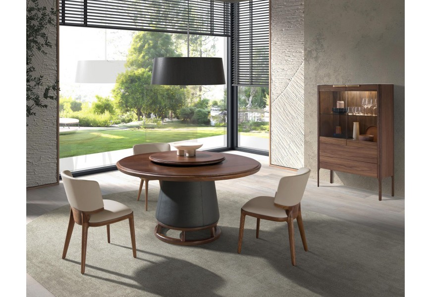 Luxusná moderná jedálenská zostava Vita Naturale z pravej hnedej orechovej dyhy s okrúhlym jedálenským stolom s čiernym koženým poťahom na nohe so stoličkami s dreveným rámom a krémovým čalúnením s dvojdverovou vitrínou so zásuvkami a mramorovou doskou