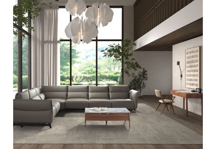 Luxusná moderná zostava obývacieho nábytku Vita Naturale s rohovou koženou sedačkou v sivej farbe s konferenčným a písacím stolíkom z hnedého orechového dreva s mramorovým detailom a zásuvkami a čalúnenou dizajnovou stoličkou s béžovým koženým poťahom