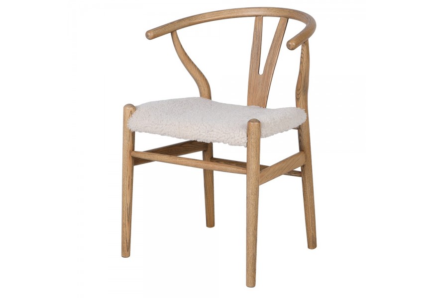 Škandinávska jedálenská stolička Classic z jaseňového hnedého dreva s operadlom v tvare Y a bielym poťahom z ovčej vlny 79 cm
