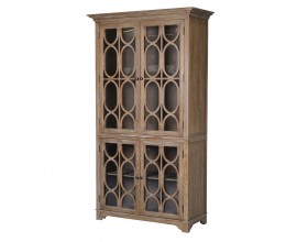 Koloniálna štvordverová vitrína Portalis v hnedej farbe s bielou patinou a ornamentálnymi presklenými dvierkami