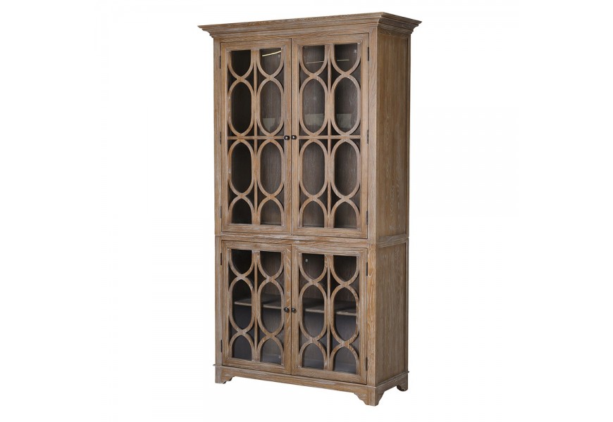 Koloniálna štvordverová vitrína Portalis v hnedej farbe s bielou patinou a ornamentálnymi presklenými dvierkami