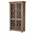 Koloniálna štvordverová vitrína Portalis v hnedej farbe s bielou patinou a ornamentálnymi presklenými dvierkami