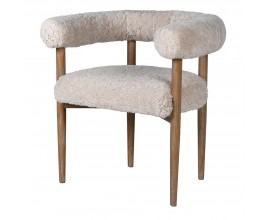 Vidiecka jedálenská stolička Aurora s čalúnením z bielej kožušiny a drevenými hnedými  vyrezávanými nožičkami v prírodnej patine