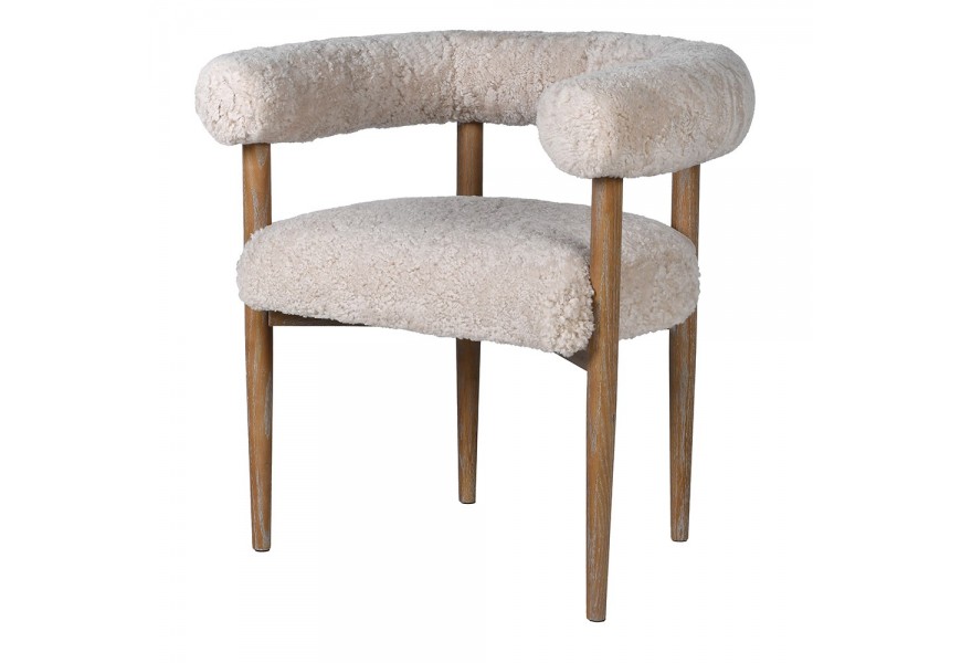 Vidiecka jedálenská stolička Aurora s čalúnením z bielej kožušiny a drevenými hnedými  vyrezávanými nožičkami v prírodnej patine