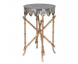 Glamour okrúhly železný príručný stolík Mirano s modrou vrchnou doskou s bielymi ikatovými ornamentmi na vrchnej doske so štyrmi nožičkami so štyrmi prekríženými priečkami s dekoratívnou retiazkou