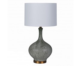 Dizajnová glamour stolná lampa Reya s keramickou podstavou s úzkym hrdlom so štruktúrou šagrénovej kože v zelenej a bielej farbe so zlatým podstavcom a bielym textilným valcovitým tienidlom