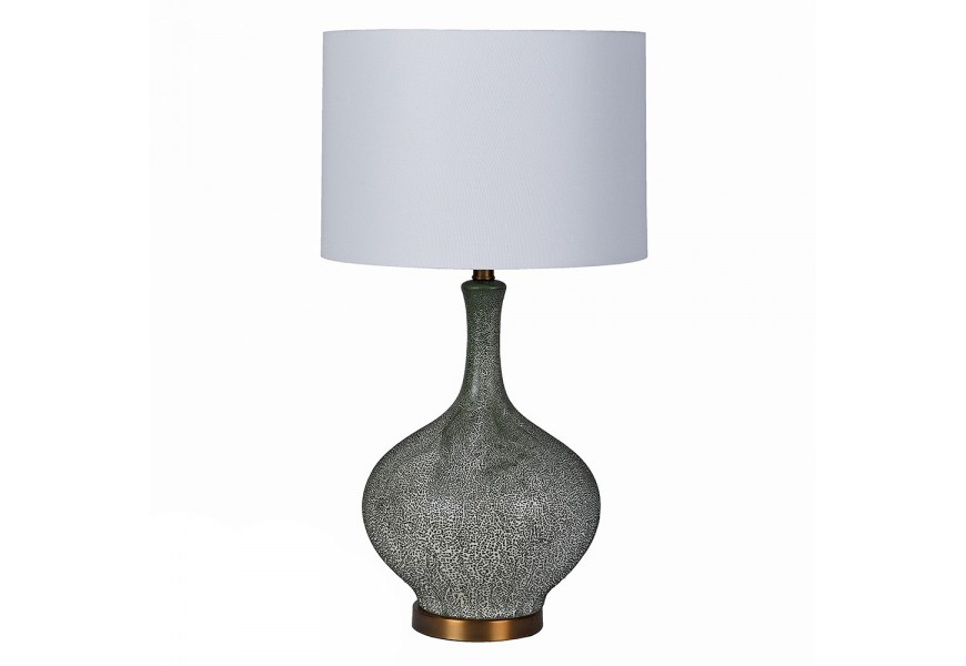 Dizajnová glamour stolná lampa Reya s keramickou podstavou s úzkym hrdlom so štruktúrou šagrénovej kože v zelenej a bielej farbe so zlatým podstavcom a bielym textilným valcovitým tienidlom
