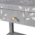 Luxusný vintage nočný stolík Liora s intarziou bone inlay v šedo-bielej farbe s florálnym motívom so zásuvkou a policou 62 cm