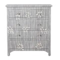 Luxusná orientálna komoda Liora s intarziou z ťavej kosti v šedo-bielej farbe s piatimi zásuvkami s pásikavým vzorom 106 cm