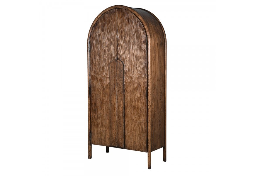 Luxusná art deco dvojdverová skriňa Pierot z masívneho recyklovaného dreva v hnedej farbe s vintage povrchovou úpravou s policami na štíhlych nožičkách s oblúkom vo vrchnej časti a geometrickou dlhou úchytkou