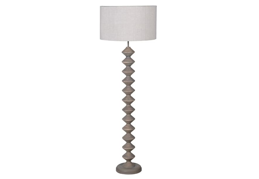 Luxusná vidiecka stojaca lampa Quart s valcovým tienidlom z ľanu v sivej farbe s vyrezávanou drevenou nohou