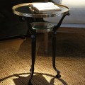 Vintage okrúhly príručný stolík Dorian s čiernou kovovou konštrukciou a zlatými detailmi s presklenou poličkou 67 cm