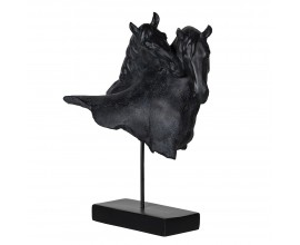 Dizajnov&aacute; socha Gerant v podobe dvoch hl&aacute;v koňov v čiernej farbe so vzhľadom kameňa s podstavou v obdĺžnikovom tvare
