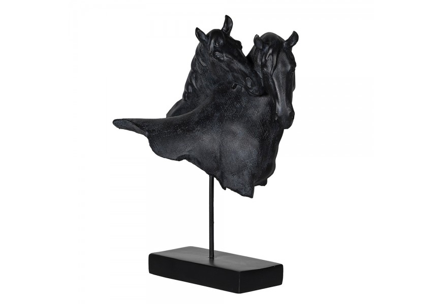 &Scaron;t&yacute;lov&aacute; dizajnov&aacute; čierna dekorat&iacute;vna socha Gatern v podobe dvoch konsk&yacute;ch hl&aacute;v s kamenn&yacute;m dizajnom 46 cm