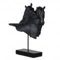 Dizajnová socha Gerant v podobe dvoch hláv koňov v čiernej farbe so vzhľadom kameňa s podstavou v obdĺžnikovom tvare