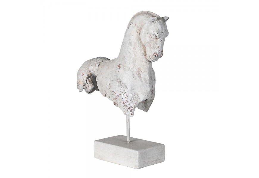 Dizajnov&aacute; dekorat&iacute;vna socha Gerant v podobe koňa v bielej farbe s kamenn&yacute;m vzhľadom na obdĺžnikovej podstave 47 cm