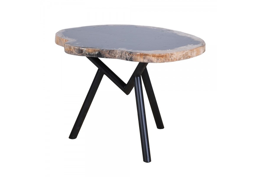 Dizajnový konferenčný stolík Helup s vrchnou asymetrickou doskou zo skameneného dreva v sivo hnedej farbe s nožičkami v čiernej farbe z kovu