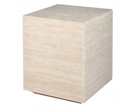 Dizajnový mramorový stolík Cube Travertino v krémovom odtieni s travertínovým vzorom a kamennou štruktúrou v tvare kvádra s nízkou podstavou