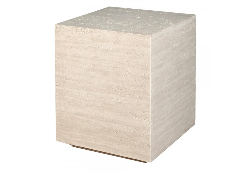 Dizajnový mramorový stolík Cube Travertino v krémovom odtieni s travertínovým vzorom a kamennou štruktúrou v tvare kvádra s nízkou podstavou