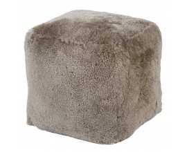 Luxusná taburetka Kaisa v štvorcovom tvare v hnedej taupe farbe s krátkym vlasom z pravej ovčej kožušiny v glamour štýle