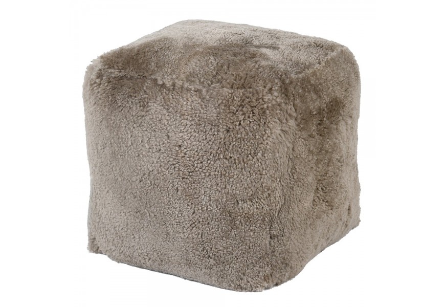 Luxusná taburetka Kaisa v štvorcovom tvare v hnedej taupe farbe s krátkym vlasom z pravej ovčej kožušiny v glamour štýle